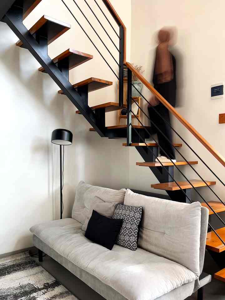 Material affordable di #rumahmaknaa

Salah satu biaya paling mahal saat bangun rumah adalah finishing. Sejak awal kami ingin rumah dengan unsur kayu agar terkesan hangat. Jujur inginnya pakai material kayu jati yang terkenal kuat dan awet tapi harganya mahall 😫.

Berhubung budget terbatas, akhirnya ada hal-hal yang kami sesuaikan, Misalnya : 
1. Memilih menggunakan kayu jati belanda dibandingkan kayu jati sebagai pijakan tangga. Harganya jauh lebih murah dari kayu jati dan alhamdulillah sudah 3 tahun masih bagus. 

2. Memilih menggunakan vynil dibandingkan lantai parket. Selain lebih murah, lantai vynil juga klaimnya tahan lama. 

Selain itu, ruangan lain yang kami sesuaikan budget adalah kamar mandi. Kami menggunakan keramik dinding subway tile yang harganya affordable. 

Saat ini sudah lebih banyak material affordable yang fungsional juga estetik. Memang kuncinya harus banyak cari tau yaa. Semoga informasinya bermanfaat🤍.

#PijakanTangga #TanggaBesi #TanggaIndustrial #CatInterior #CatBesi #PeliturKayu #TanggaIndustrial #LantaiKamar #Vynil #LantaiVynil #SubwayTile #KamarMandi #MaterialRenovasi #MaterialMurah