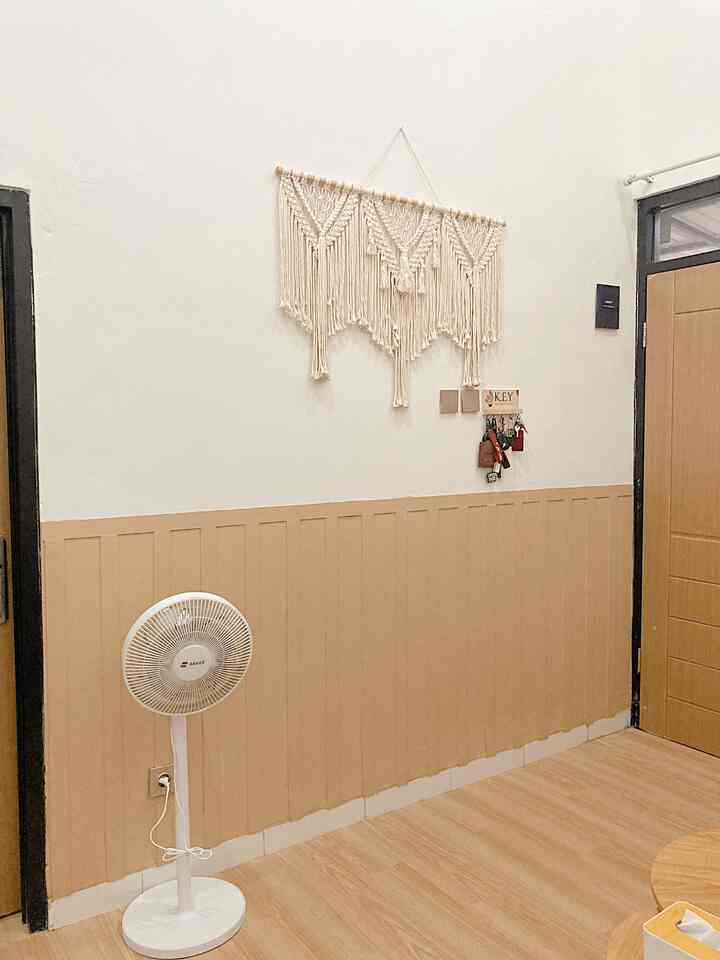 Haiii tetangga online 🏡

Tembok polos jangan di anggurin 🍇🫵
Ubah tembok polos dengan sedikit sentuhan namun jadi terlihat berbeda salah satunya dengan wall batten.

Kenapa pilih wall batten?
Salah satunga karena memiliki harga terjangkau dan sudah di klaim anti rayap dan jamur.
Budget dinding estetik anti gagal :
- Wall Batten Hijau  : 20x2000 : 40.000
- Lem Fox                :   2x5000 : 10.000
- Compound            :  10.000
- Amplas                  :  1.000
- Cat Tembok          : 85.000

Untuk cat aku pakai Nippon Paint warna Natural Oak 🤗

Semoga menginspirasi 🏡🫶🏻

#WarnaCatRumah
#WallBatten
#LantaiVinyl
#MaterialRenovasi
#MaterialMurah
#DekorasiDinding
#KipasAnginRemote
#Macrame
#HiasanDinding
#Cat 