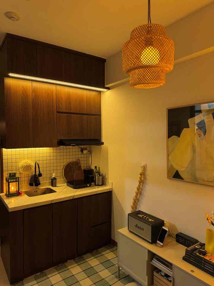 Walaupun dapurnya kecil, yang penting rapi dan bikin nyaman. Nggak perlu yang fancy, yang penting piring, gelas, dan alat masak punya ‘rumah’ masing-masing. Kalau udah rapi gini, vibes-nya enak banget ya? 😍 

#KitchenSet 
#KitchenSetMinimalis
#KitchenOrganization
#RuangMakanRapi
#selasarapt
#dapurkecil
#tinyapartement

