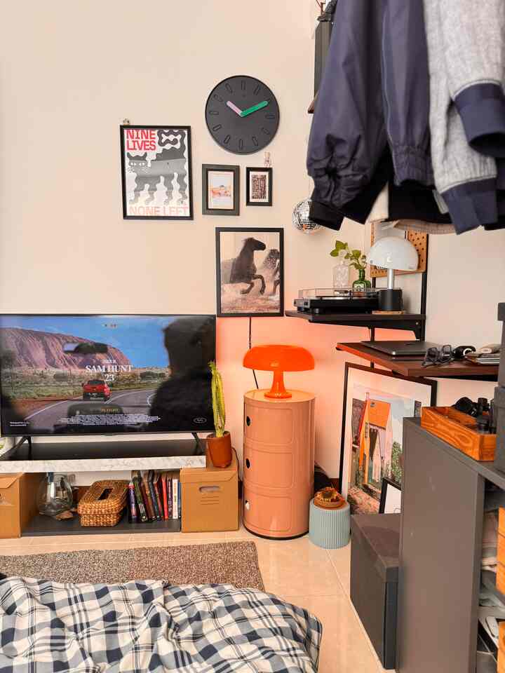 Dekorasi fungsional dan estetik gak perlu mahal, seperti meja tv ini, kakinya dari kardus  ikea. Lalu pajangan agar terlihat dinamis gunakan kardus bekas untuk leveling pajangan. 
Oh iya majalah bertumpuk juga bisa menjadi elemen dekorasi dan sebagai leveling jg untuk vas atau barang dekorasi lainnya

#diymejatv
#kardusestetik
#kardusbekas
#rakdinding
#MaterialRenovasi
#MaterialMurah
#selasarapt
#tinyapartement