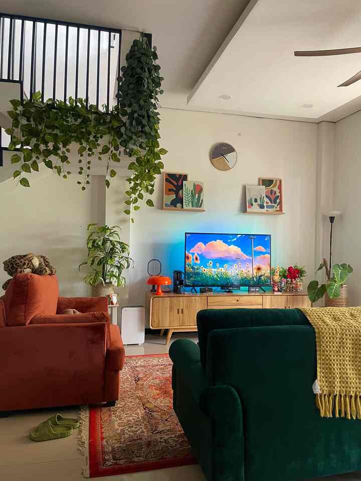 Awal-awal belum beli sofa, sempet bingung milih warnanya. Waktu itu mikir mau warna Navy & kuning. Tapi dipikir-pikir kok kaya colorbrand tik*et(dot)com ya?! hahahhahaha Akhirnya ambil warna emerald dan terracota👻 super lophhh it. Ga nyangka dua warna itu bisa match (menurut aku). Jadi buat yang suka warna-warni, jangan takut buat mix & match warna bold kaya gini di rumah kalian yaaaa. Bikin rumah makin fresh dan ceriaa

#LivingRoom #InspirasiSofa #HomeDecor #AestethicLivingRoom #Boho #InspirasiRuangTamu #HomeLighting #EclecticHomeDecor #Eclectic