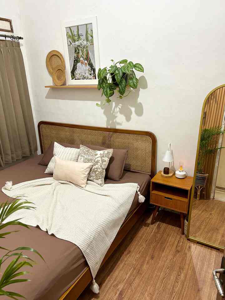 Kamar mungil berukuran 3 x 2.5 tapi tetep cozy!
Dengan cat warna putih serta menambahkan dekorasi standing mirror agar kamar terkesan lebih luas. 
Tanaman saya tambahkan untuk penyegar ruangan.
Saya menaruh candle warmer dan diffuser untuk pencahayaan sekaligus aroma terapi agar tidur lebih nyaman juga relax.

#Cat #Blanket #StandingMirror #CandleWarmer #DipanRotan #Cushion #BedroomStyling #InspirasiKamar 