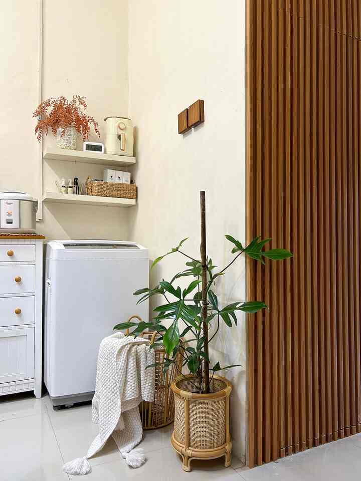 Untuk laundry room yang sangat mungil ini, saya tempatkan di area dapur bersebelahan dengan kamar mandi karena untuk memaksimalkan ruangan yang ada. 

#Cat #WPC #Blanket #LaundryRoom #KeranjangLaundry #InspirasiLaundryRoom #LaundryRoomMungil