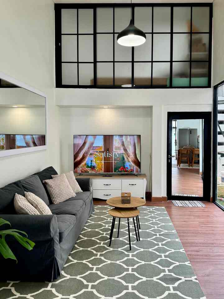 Halo tetangga online 🙋‍♀️
Setelah menunggu lamaaa bgt proses renovasi, akhirnya bisa juga spill tipis2 salah satu ruangan yg sudah siap tayang 😄

Ini adalah ruang TV ku yg merangkap jadi ruang tamu, btw sofa lama rasa baru setelah ganti cover sofa dari @ikea_id 😉 
#livingroom #ruangtv #renovation #homedecor