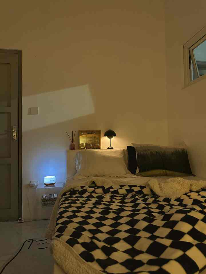 Kamar 3x3 nyaman banget dengan dekorasi ini 🛏️
-
Ukuran kamar tidur 3x3 meter ada apa aja sih?
ada divan ukuran 150x200 cm , nakas , lemari baju , cabin gantung
-
Dekorasi yang digunakan dikamar , selimut catur ,  sunset lamp , cermin mini, lampu tidur dan diffuser elektrik sekaligus lampu 
-
semua link pembelian bisa cek di icon (+) gambar yak 🩵


#Bedroomstyling #InspirasiKamar #Dipan #Selimutcatur #CatRumahMinimalis #WarnaCatRumah #Cat #Lamputidur #diffuserelektrik #lampusunset