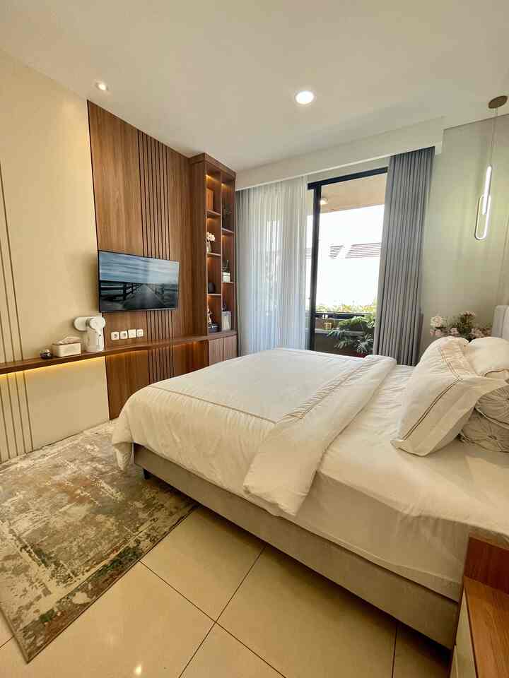 Master bedroom kami memiliki ukuran 6,2x3,5meter dengan kamar mandi dalam, kami menggunakan tone warna lembut cream dan coklat yang menenangkan, lampu gantung yang menambah kesan warm membuat suasana lebih rileks.
Dilengkapi lemari baju dengan kaca moru menambah kesan mewah pada kamar ini.
Kami rasa kami berhasil membawa suasana kamar hotel di rumah kami.
#bedroomstyling #inspirasikamar #catrumahminimalis #paneldinding #backdroptv #karpetlantai #sprei #spreihotel