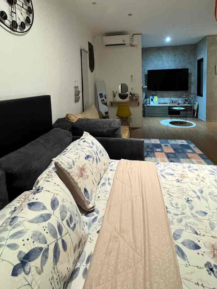 Hai..ini masterbedroom di rumahyuqibam..
Sebagai ruangan utama, kamar ini harus nyaman hehehe, dengan ukuran 8x4 m..kamar ini memang cukup luas buat kami, Alhamdulillah bisa punya kamar luas adalah impian kami dari dulu, anak2 bisa bebas main dan kami jg bisa menikmati istirahat kami..
Dengan dekorasi yang cukup simple, juga tempat rias yang simple hehehe

Pencahayaan menjadi hal penting yang perlu diperhatikan di kamar tidur utama. Pencahayaan yang tepat tidak hanya membuat kamar tidur lebih menarik, namun juga membuat ruangan lebih terang dan hangat. 

#BedRoomStyling
#InspirasiKamar
#KamarTidur
#Masterbedroom
#KasurTempatTidur 
#cermindinding 
#cermin 
#ruangriassimple
#kamarIndustrial
#dekorasikarpet


