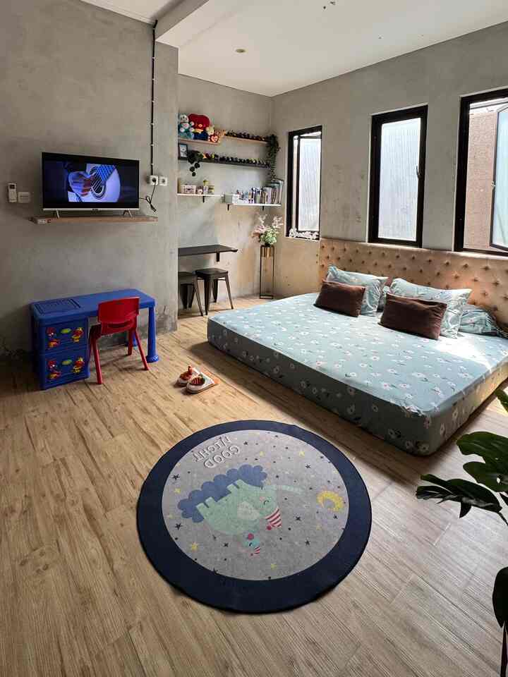 Ini kamar tidur anak kami, terdapat dinding beton warna abu-abu dan penggunaan lantai vinyl ciri khas industrial banget yah 
Dengan sedikit perabot berwarna biar gak kaku, dan kasur yang dibiarkan tanpa ranjang buat kesan kamar anakku ini luas.
Penggunaan ambalan dinding menjadi salah satu pilihan dekorasi di kamar ini, meminimalisir lemari biar kamar bisa lebih plong 

#KamarAnak
#KamarAnakIndustrial
#RakAmbalan
#RakdindingIndustrial
#KarpetAnak
#Karpetbulat
#dindingbeton
#kursibelajaranak
#tanamanjuntai
