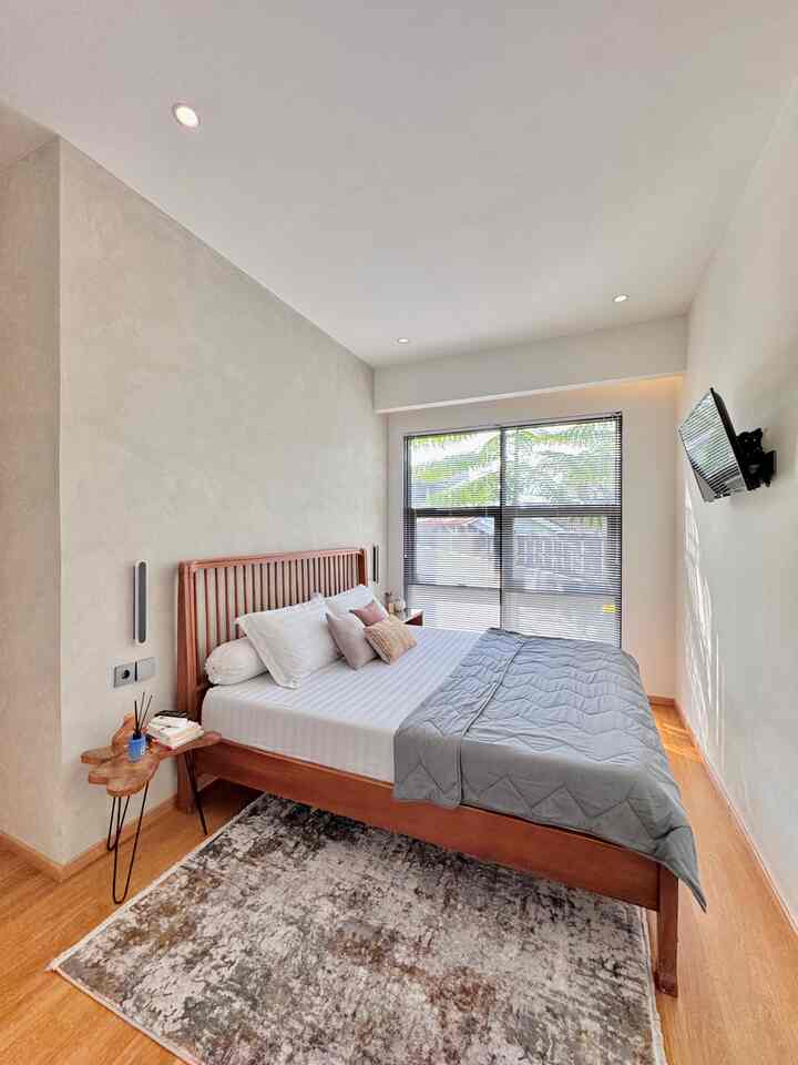 Kamar tidur utama kami memiliki ukuran yang cukup luas yaitu 4m x 3m, memberi ruang untuk kami relaks. Kunci kenyamanan di kamar ini adalah tempat tidur yang luas dengan seprai lembut dan pencahayaan yang hangat dari jendela yang besar dan pemandangan ke taman depan. 

Kami juga menambahkan lampu baca, carpet dan juga bantal kecil untuk memberikan suasana santai. Furniture dan dekorasi yang kami pilih dengan warna netral dan bahan alami seperti kayu, karena menciptakan atmosfer yang hangat dan menenangkan, sempurna untuk istirahat setelah seharian beraktivitas ✨

#DekorasiKamarTidur #InspirasiKamarTidur #KamarTidur #KamarUtama #KasurBusa #Dipan #Cat #CatRumahMinimalis #CatRumah #WarnaCatRumah #BedroomStyling #InspirasiKamar 
