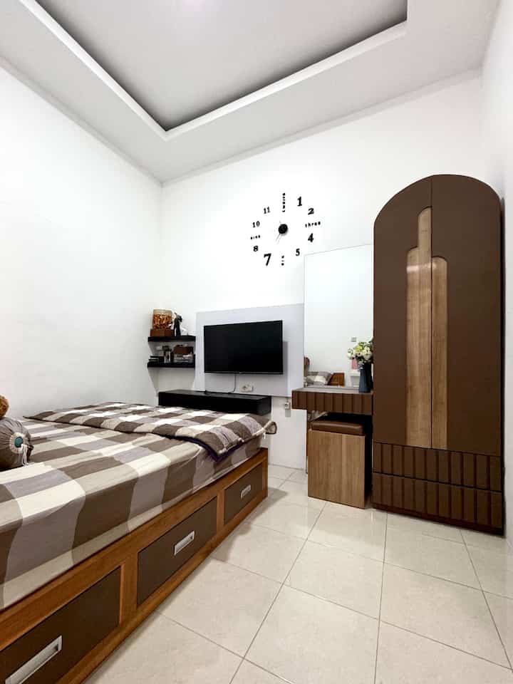 この部屋の広さは3m×2.8mです 
160cm×200cmのベッドを使用しており、底部には物を収納できる引き出しが付いています。
部屋は非常にシンプルで、数着の服を収納できる特注のワードローブを備えた化粧台セット、70cm×170cmのかなり大きな鏡、開閉可能な化粧台椅子が置かれています。機器収納用の引き出し棚が追加されたテレビ背景。
この部屋は天井のみ改修されており、その他はデベロッパーが建てたままの状態です。 

#フォームマットレス
#ミニマリストハウスペイント
#ハウスペイントカラー
#ベッドルームスタイリング
#部屋のインスピレーション
