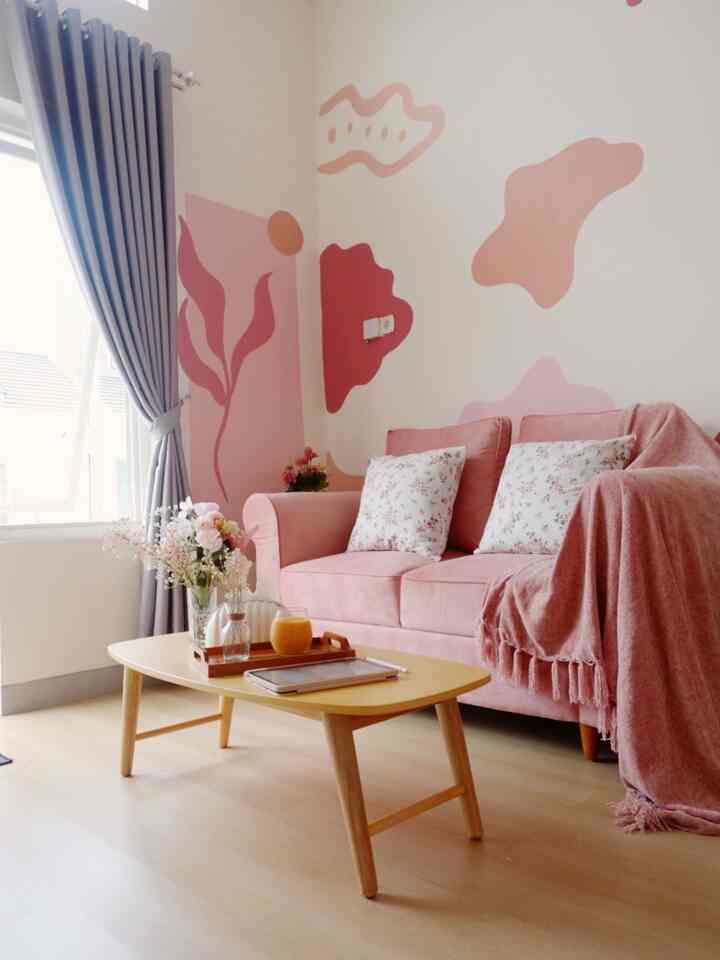 Kalau ditanya apa ruangan favoritku selain dapur, sudah jelas ruang keluarga ini 😊
Ruang yang penuh dengan nuansa pink bercampur kayu membuat ruangan ini nyaman sekali untuk menghabiskan waktu sore dan luangku. Sekedar menghabiskan minuman favorit atau mengerjakan hobi-hobiku. Meja kayu yang bisa dilipat dan lantai SPC dari Timberwood menambah kehangatan pada ruangan ini.

#rumahminimalis #ruangtamupink #ruangtamu #rumahminimaliskayu #inspirasiruangtamu #inspirasiruangkeluarga