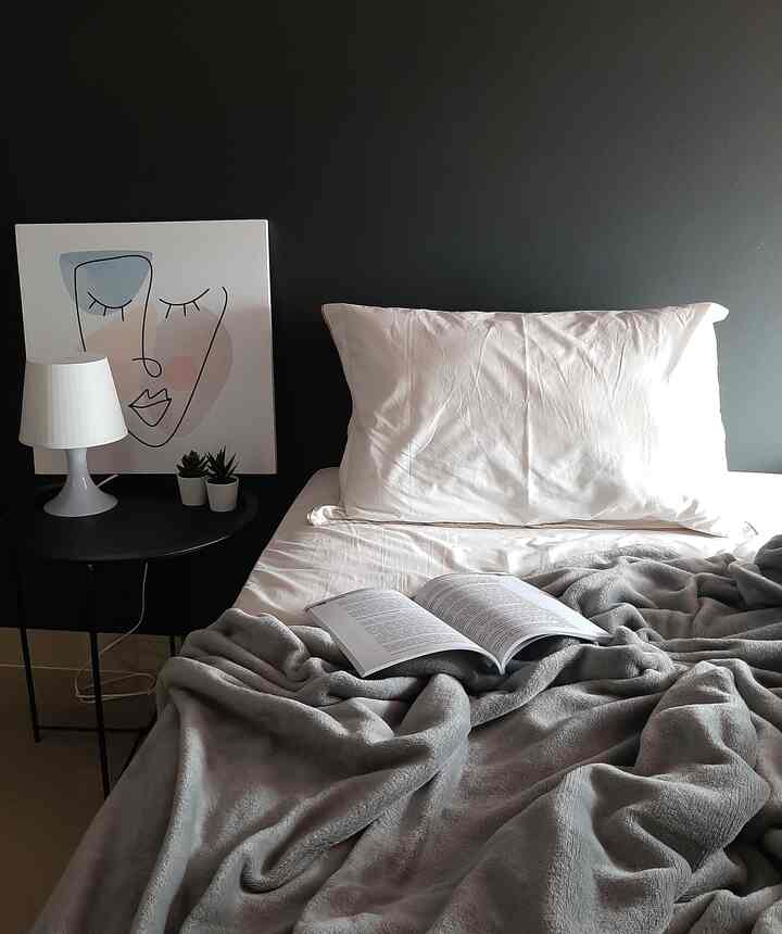 Meski kamar ini berdindingkan hitam tapi tidak mengurangi rasa nyamannya, tipsnya jangan terlalu banyak barang baik itu dekorasi maupun furniture, harus tetep rapi biar ga sumpek & banyak nyamuk
rutin ganti seprei, selimut/bedcover & bersih2 ya 


#kamarindustrial #wallpanelconwood #kusenalumunium #bedroomstyling #inspirasikamar #kamartidurminimalis