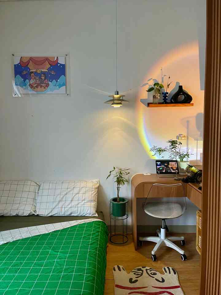 Master Bedroom Compact 2,8 x 3,5m 🛌

✨Total kamar di @ first21.haus ada 3 kamar. Ini adalah master bedroom yg terbilang compact. Krna keterbatasan lahan, utk kenyamanan kami pilih bed ukuran 160x200 saja. Dengan pemilihan kasur tipe firm dgn teknologi yg mendukung kesehatan tulang punggung & tulang belakang sehingga menjadi investasi jangka panjang.
 
✨Untuk built in lemari cukup hanya dgn lebar compartment 40cm x P 150cm dan tinggi hingga full plafon. Lalu meja tipe L yg menyambung dgn lebar 40cm x Panjang total meja L 190cm. Untuk lantai menggunakan Spc dgn warna yg hampir senada dgn meja.

✨Dekorasi kami tambahkan ambalan, standing pot, poster ilustrasi foto kami dengan frame akrilik & penyimpanan makeup bulat dgn cermin. Lalu cermin kayu besar disamping pintu balkon.

✨Semoga bermanfaat untuk kamar teman-teman dgn ukuran terbatas 🥰🙏🛌🛌💤

#BedRoomStyling #InspirasiKamar #KamarCompact #KasurFirm #kasurtherapedic #BedCoverKotak #LampuGantung #LampuPendant #KursiTransparan #SPCKayu #CerminKayu #MiniBalkon #FrameAkrilik #DeskSetup #MejaBentukL #dekorasikamar #StorageMakeUp #MejaNakas #PosterFoto #IlustrasiFoto 