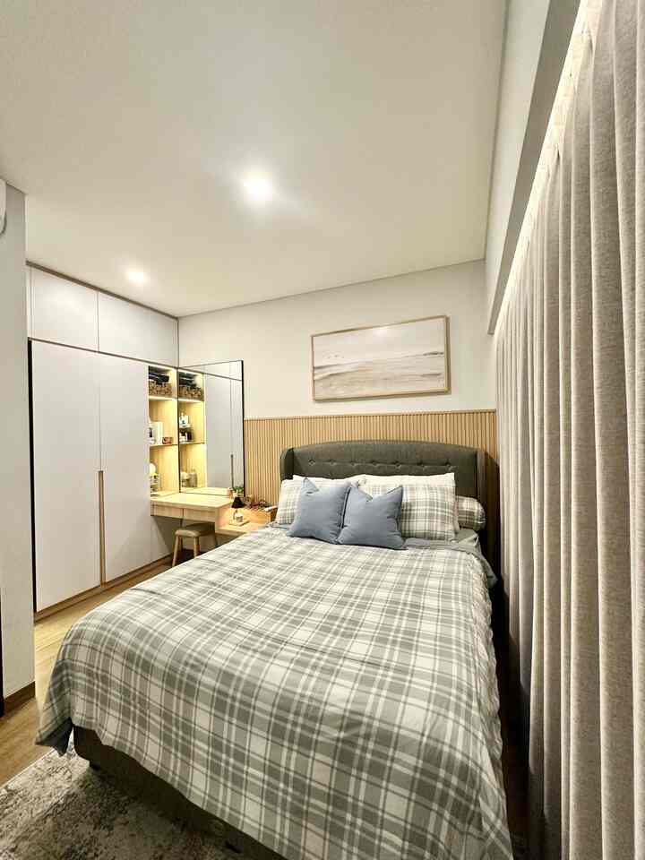 Bikin kamar 3x4m terasa nyaman untuk istirahat 🫶🏻

Walaupun kamar ukurannya tidak terlalu luas, tapi kamar inj sangat nyaman untuk beristirahat di siang atau malam hari. Caraku supaya kamar menjadi nyaman, aku menggunakan unsur warna netral dan hangat. Menggunakan reed diffuser dengan wangi yang menenangkan. Menggunakan lampu malam dari candle warmer supaya wangi dan nyaman. Ditambah dengan sprei dan bed cover yang sangat nyaman untuk tidur.

#Bedroomstyling
#Inspirasikamar
#kamarutama
#kamarmodernindustrial
#kamar3x4
#bedroominspiration
#bedroomdecor
#homestyling
#homedecorideas
#inspirasikamarutama
#inspirasirumah
#modernindustrial