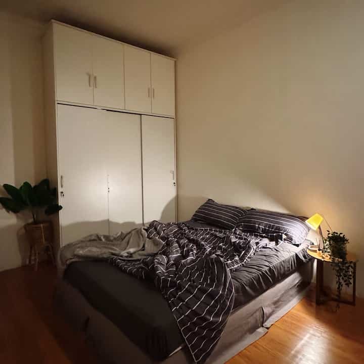 
Dengan ukuran 3x4, aku set up area pojok kamar dengan Lemari built in yang pintu geser jadi solusi buat penyimpanan dan masih banyak space, Nuansa kuning dari lampu bikin kamar lebih tenang dan nyaman.

📍Untuk dekorasi ini aku pilih di beberapa tempat, jadi inspirasi banget buat eksplorasi desain.

#Lemariputih #Lampuhias #sprei #pewangi #Bedroomstyling #InspirasiKamar