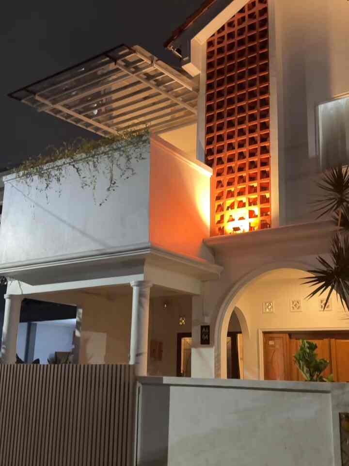 Nuansa malam NZhomes terbantu dengan lampu lampu kuning dibeberapa titik dan juga roaster ..

#Inspirasifasad #Roaster #lamputeras #fasadstyling #Nuansamalam 