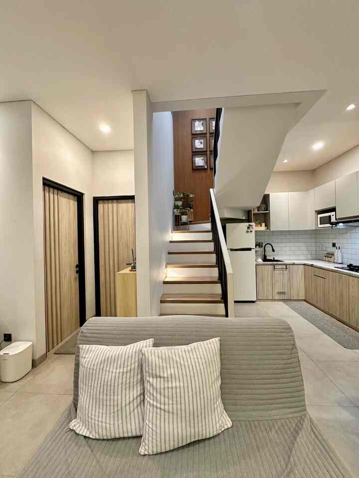 Warm lighting night vibes ✨✨

Ini adalah suasana saat malam hari jika semua lampu dinyalakan. Dirumah menggunakan lampu downlight dan lampu sorot dengan warna warm white.
Lampu ini bukan sekedar untuk penerangan ruangan, tapi juga memberikan efek menarik interior rumah.
Vibes rumah menjadi lebih hidup dan menarik dibanding menggunakan lampu warna putih.

#nightvibes
#lightinginspo
#lightingdecoration
#lightvibes
#warmwhite
#pencahayaancantik
#pencahayaanrumah
#homestyling
#homeinspiration
#lightingdecor
#livingroomlighting
#openplaninterior
#openplandesign
