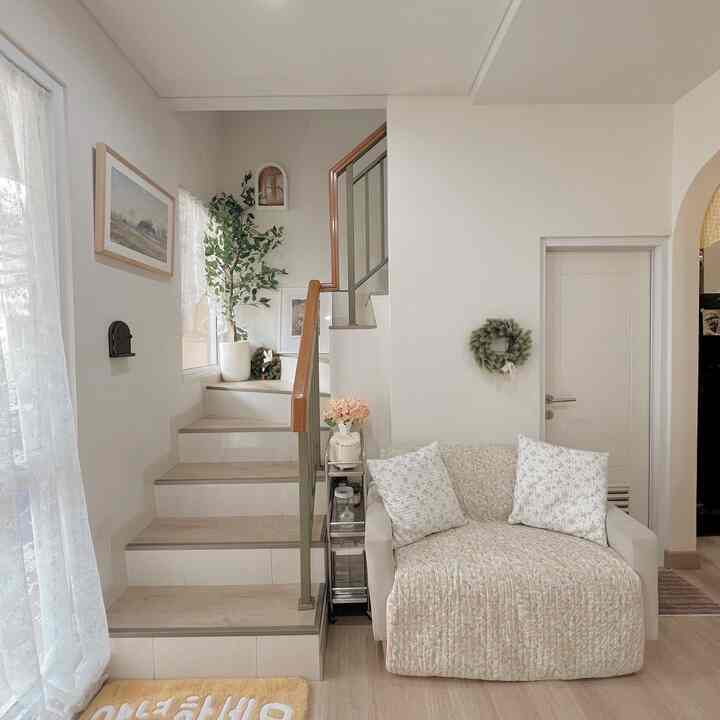 Buat aku tangga bukan sekedar penghubung antara lantai bawah dan atas, tp juga bisa sebagai spot cantik bila di tata dengan sebaik mungkin, pencahayaan di tangga ak sengaja buat dengan besar agar cahaya masuk kedalam rumah dan buat ruangan cerah aesthetic saat siang hari, membuat hemat listrik dan menjaga bumi #stairs #tangga #railingtangga #livingroom #ruangansempit #rumahmungil #rumahkecil #rumahminimalis 