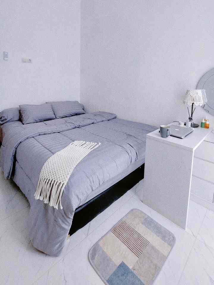 Kamar kecil dengan cahaya matahari yang terang ✨

Kamar utama yang tidak begitu luas ini sengaja kami pilih warna dengan nuansa abu abu untuk menciptakan tampilan yang tenang dan modern, dengan warna dasar tembok putih, dan beberapa pemilihan furnitur meja penyimpanan yang juga senada untuk memberikan kontras yang lembut. 

Pencahayaan yang maksimal dari jendela tentu menjadikan pemilihan gordyn blackout dan lapisannya untuk dapat meredam cahaya dengan sempurna ketika terik. 

Dan yang terpenting ialah memilih dipan, kasur yang nyaman serta seprai dan selimut yang sesuai dengan ukuran ruangan agar tetap nyaman ketika beristirahat. 

#dipan #gordyngrey #gordynblackout #cattembok #bedcoverset #kamarmungil #minimalis #catrunahminimalis #BedroomStyling #InspirasiKamar 