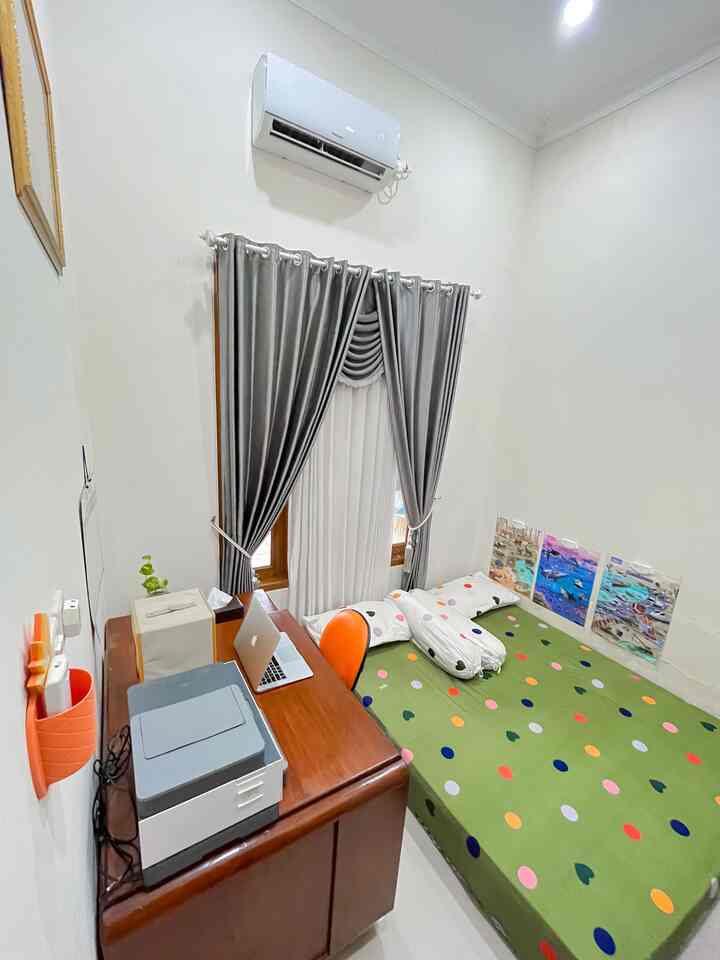 Kamar tidur anak yang merangkap sebagai ruang kerja☺️

#KasurBusa #Springbed #Gordenminimalis #kursikerja #whiteboardkarton #posteredukasi #bedroomstyling #inspirasikamar

