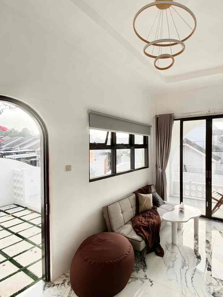 Salah satu impian saat punya rumah, punya ruang santai yang cukup besar🤍
Karena di lantai 1 sudah full, jadi dibuat di lantai 2. Suasana langsung beda kalau sudah di sini, nyaman dan tenang.
Biasanya kamar yang dibuat ada balkonnya, kali ini kita buat ruang santai yang ada balkonnya biar yang kesini bisa ikut menikmati.
#CatRumah
#CatDinding
#BackdropTV
#LantaiGranite
#Balkon
#SofaMinimalis
#RuangTV
#RuangSantai
#InspirasiRumahMinimalis