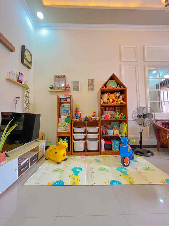 Cerita punya rumah minimalis adalah menjadikan ruangan untuk multifungsi☺️. Ini adalah ruangan TV (keluarga) yang merangkap menjadi ruangan bermain anak juga☺️.

#ruangtv #ruangbermainanak #playmat #trofast #papannamabayi #tamanansintetis #ruangankeluarga #ruangantanpasekat