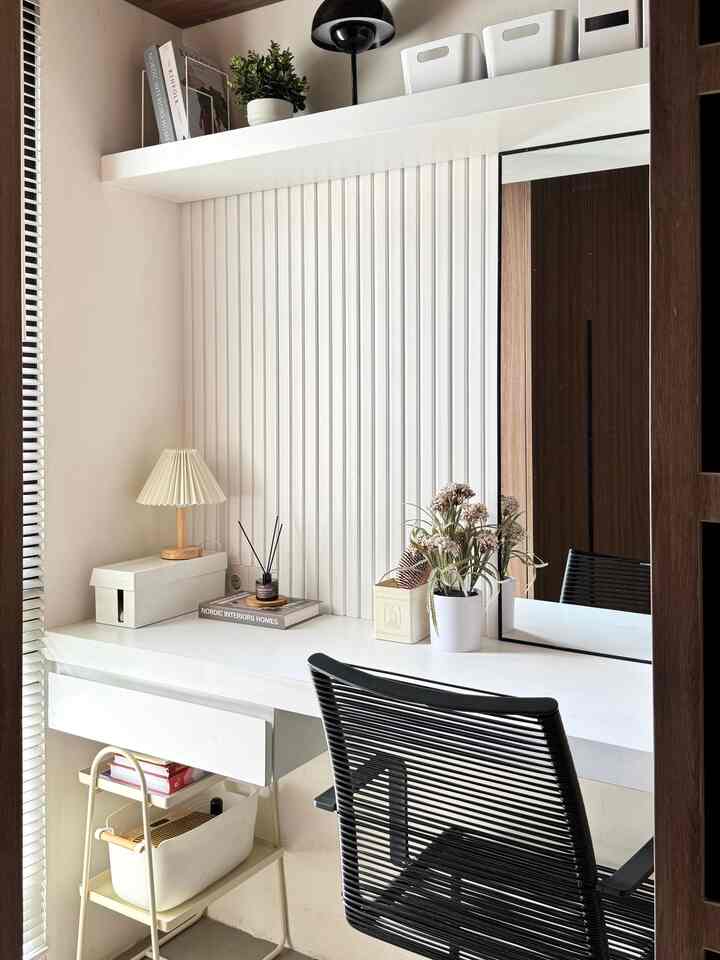 Pada area kamar tidur utama kami beri space kecil untuk dijadikan area multifungsi. Selain menjadi Meja Rias, meja ini sering juga dijadikan sebagai area kerja ketika dirumah.

Karena area ini berada diantara lemari wardrobe, kami tambahkan cermin yang agak besar agar space ini terlihat lebih luas.

#ruangrias #mejarias #mejakerja #areamultifungsi #inspirasimejarias #inspirasimejakerja #dekorasimejabelajar #mejabelajar