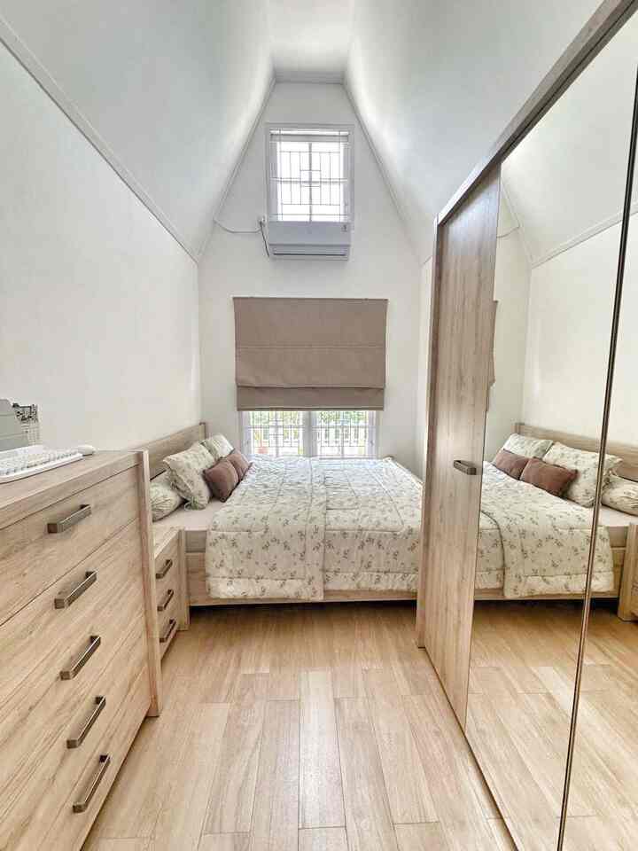 Dirumah kami yang mungil ini hanya ada 1 kamar tidur saja.  Ya inilah dia ☺️ dengan ukuran kamar 2,5x4,25, aku pakai tempat tidur ukuran 180x200.    Terdapat lemari pakaian, lemari laci 5 tingkat dan meja nakas.  
Aku tambahkan lampu meja vintage agar mood malam hari lebih teduh dan tidur lebih nyenyak.
O ya kamar ini posisinya di depan jadi kalau pagi hari tirai dibuka “view” nya taman depan, seger..

#lemarilacipakaian #lantaigranite #tanamanartifisial #mejanakas #sarungbantal #kalenderduduk #lampumeja #bedroomstyling #inspirasikamar

