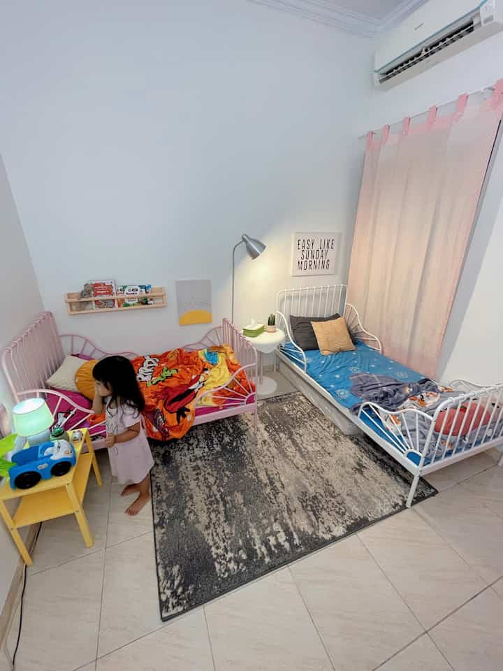 Untuk kids bedroom sharing ini, aku menghadapi tantangan karena kedua anakku memiliki usia dan gender yang berbeda (3 dan 6 tahun). Tapi ternyata, dengan penataan yang tepat, ruang sekecil apapun tetap bisa jadi nyaman untuk mereka berbagi dan beristirahat.

🌟 Hal yang aku lakukan:
1️⃣ Memisahkan area tidur: Kedua kasur ditempatkan sejajar, tapi tetap memberikan ruang masing-masing untuk mereka berekspresi. Kakak dengan warna biru dan putih favoritnya, dan adik dengan warna pink ceria.
2️⃣ Dekorasi sederhana: Beberapa elemen kecil seperti poster dan lampu baca membantu menambah personalisasi tanpa membuat ruangan terlihat penuh.
3️⃣ Furnitur fungsional: Meja kuning IKEA KNARREVIK jadi favorit, karena ringan, fleksibel, dan bisa dipakai untuk menyimpan barang-barang penting.
4️⃣ Karpet cozy: Karpet yang lembut membuat anak-anak bebas bermain tanpa merasa dingin.

Hasilnya? Mereka punya ruang nyaman untuk tidur, bermain, bahkan belajar berbagi. ❤️

Bagaimana dengan tetangga? Punya tips lain untuk membuat kamar anak lebih nyaman? Yuk, share di kolom komentar!

#KidsBedroomSharing #CozyRoom #ToddlerRoom #HomeDecor #MinnenBed #SideTable #BedroomIdeas #InspirasiKamar #BedroomStyling