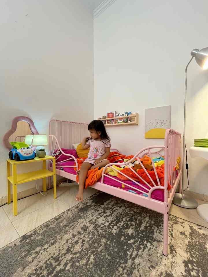 Sudut Ceria untuk Si Adik di Kamar Sharing 💖

Meskipun berbagi kamar dengan kakaknya, si adik tetap punya sudut kecil penuh warna dan kepribadiannya sendiri. 🌈 Dengan sentuhan pink di tempat tidur, meja kuning dari IKEA KNARREVIK, dan cermin berbingkai unik, suasananya terasa playful tapi tetap minimalis.

✨ Detail yang bikin sudut ini spesial:
- Meja kecil multifungsi: Selain untuk lampu malam dan mainan, meja ini juga jadi spot favorit adik untuk menyimpan harta karunnya.
- Rak gantung minimalis: Berisi koleksi buku dan mainan kecil, membantu menjaga sudut ini tetap rapi.
- Karpet cozy: Tetap lembut untuk area bermain, meskipun sederhana.

Sudut ini nggak hanya jadi tempat tidur, tapi juga area eksplorasi kecil untuk adik. Berbagi kamar jadi pengalaman yang menyenangkan karena setiap anak punya ruang sesuai kepribadian mereka. ❤️

Ada ide lain untuk sudut kamar anak? Share di kolom komentar, yuk!

#KidsRoomDecor #SharingRoom #ToddlerRoom #HomeInspiration #KamarCeria #RakBukuKayu #SideTable #MinnenBed #InspirasiKamarAnak #InspirasiKamar #BedroomSharing