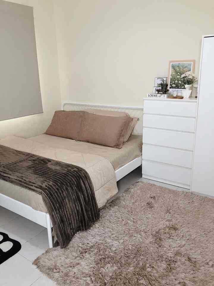 Kamar kami berukuran 4x4 meter, tidak terlalu besar namun cukup untuk kami. Tempat tidur nya kami memilih dari bahan besi berwarna putih, agar senada dengan laci dan lemari dikamar ini, semua furniture yang ada dikamar kami semuanya kami beli di IKEA. Design kamar kami mungkin tanpa banyak barang tapi tetap memberikan rasa nyaman untuk kami melepas penat dan ga jauh-jauh tentunya dengan sedikit tambahan printilan agar tetap aesthetic.

#BedroomStyling #InspirasiKamar
#KamarMinimalis #KamarTidur #BedRoom #PrintilanAesthetic #BedRoomDecor #SelimutBulu #RanjangBesi #Homedecor #BedRoomInspo #KarpetBulu
#Japandi #KoreanStyle #Scandinavian
