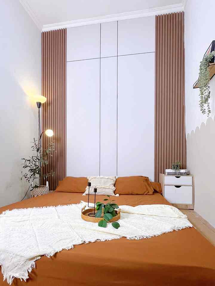 Kamar kedua di rumah kami ini berukuran 3x2,5 meter yang kami gunakan sebagai kamar tamu. Pemilihan kasur tanpa dipan agar memberikan kesan luas.

Di kamar ini muat kasur berukuran 160x200 cm, nakas, dan lemari baju anak. Tidak banyak dekorasi kami gunakan dekorasi dinding wallpanel dan wallboarr agar memberikan kesan estetik.

Semoga menginspirasi🤗

#BedroomStyling #InspirasiKamar #kasurtanpadipan #WarnaCatRumah #CatRumahMinimalis #LampuTidur