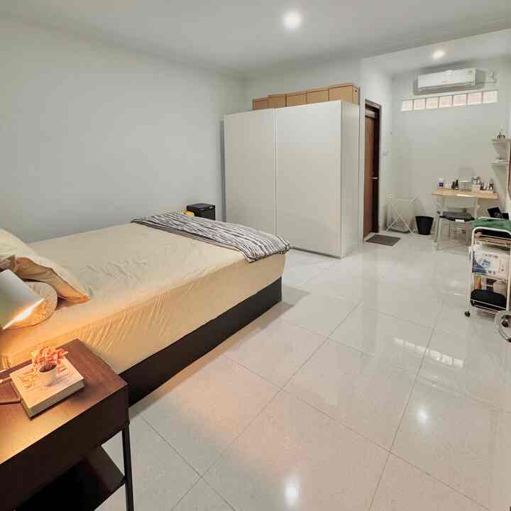 minimalis bedroom tapi cukup.

cukup memenuhi kebutuhan kami, set kasur 180x200, meja samping dengan lampu tidur, lemari pakaian yg memuat banyak, keranjang laundry & meja rias. 

#kasurset #kasurdivan #kasurmatras #mejasamping #lamputidur #lemaripakaian #keranjangpakaian #mejarias #ambalan #bedroomstyling #inspirasikamar 
