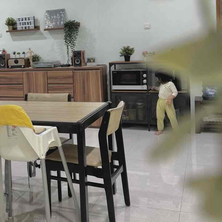 古い食器棚/キャビネットを部屋の装飾として最大限に活用します 🌿

古い食器棚に保管されているターンテーブルとスピーカーで毎週末の朝音楽を聴くと、さらに興奮が高まります✨

古い学校ですが、それでも見ていて快適です 🤭

この中央の部屋（オープンスペースのリビングルームキッチン＆ダイニング）に広々とした印象を与えるために、このチェストは壁に取り付けられています🤭


#キャビネット #キャビネット #木製引き出し #収納食器棚 #木製棚 #人工植物 #フェイカ #ターンテーブル #模造植物 #家の装飾 #家の趣味 