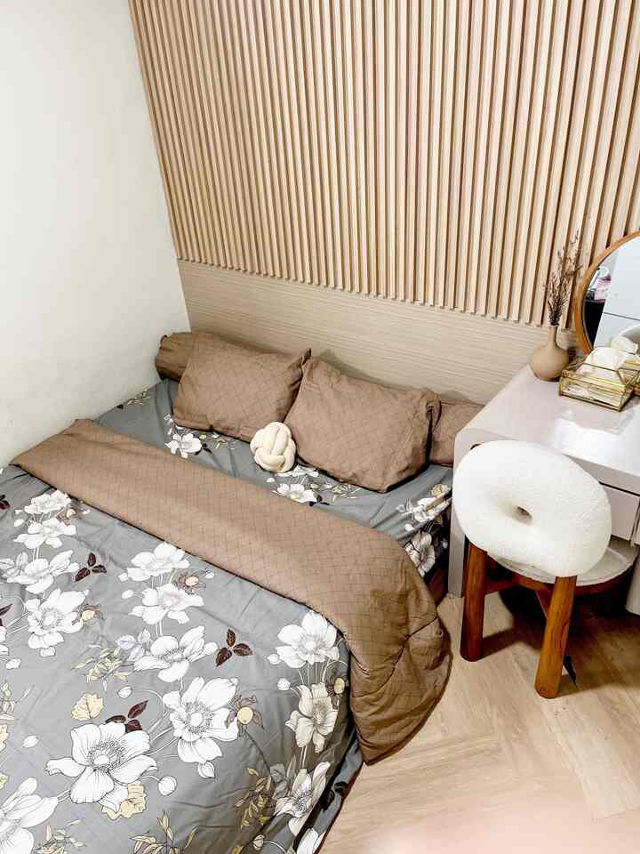 Our Lil House - Comfy Bedroom

Cara kami bikin nyaman kamar tidur, menggunakan bed cover yang nyaman dan interior kamar yang bikin suasana makin nyaman seperti penggunakan dinding wallpanel dan lantai vinyl. Lalu vanity desk dan kursi yang tertata rapih dan nyaman.

#wallpanel #lantaivinyl #bedroom #comfybedroom #bedroomstyling #inspirasikamar