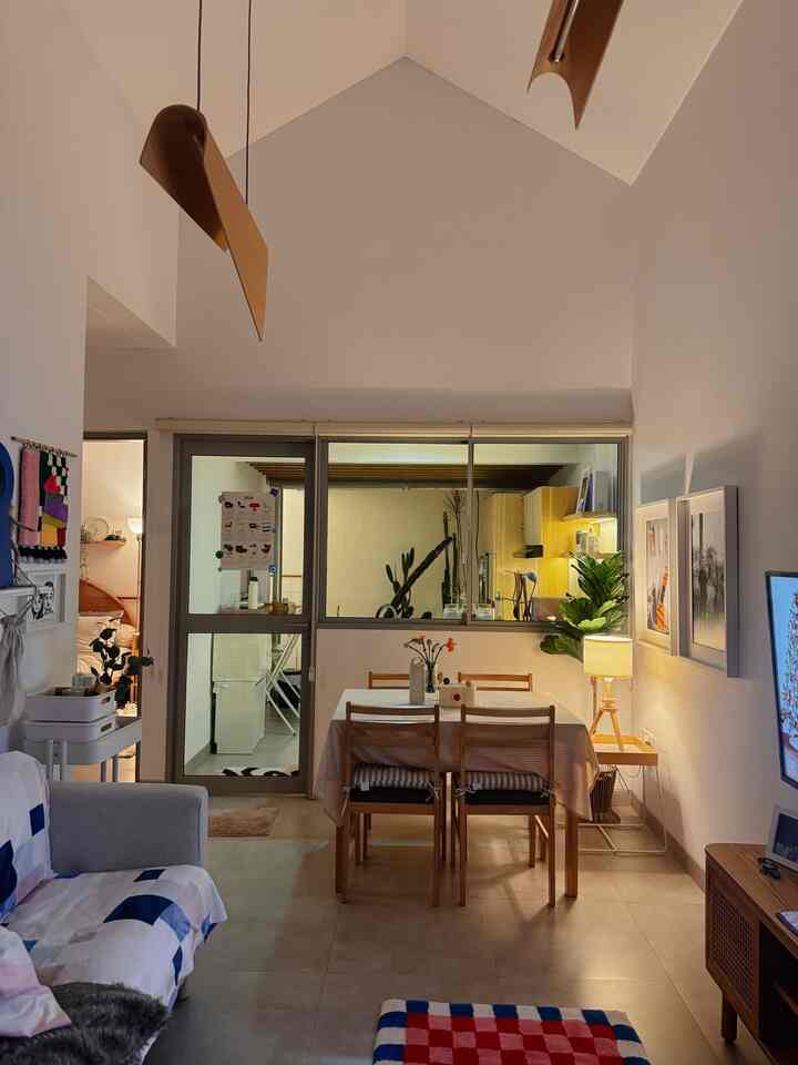 Suasana rumah di malam hari🌙
—
Elemen penting dalam menciptakan suasana nyaman di malam hari adalah pencahayaan.
Dirumah ini kami menggunakan standing lamp, table lamp & hanging lamp untuk menciptakan ambience yang nyaman di malam hari.
—
❗️Tips❗️untuk mengatur pencahayaan sesuai mood & ambience yang diinginkan, kami menggunakan smart lamp yang bisa dikontrol menggunakan aplikasi di smart phone. Banyak warna lampu dan intensitas cahaya yang bisa dipilih sesuai mood agar suasana ruang di malam hari jadi tidak monoton.✨

#NightAmbience #SuasanaMalam #TipsPencahayaan #LivingRoomInspo #LivingRoomIdeas #SofaMinimalis #TableLamp #SmartLamp #SofaMinimalis #SideTable