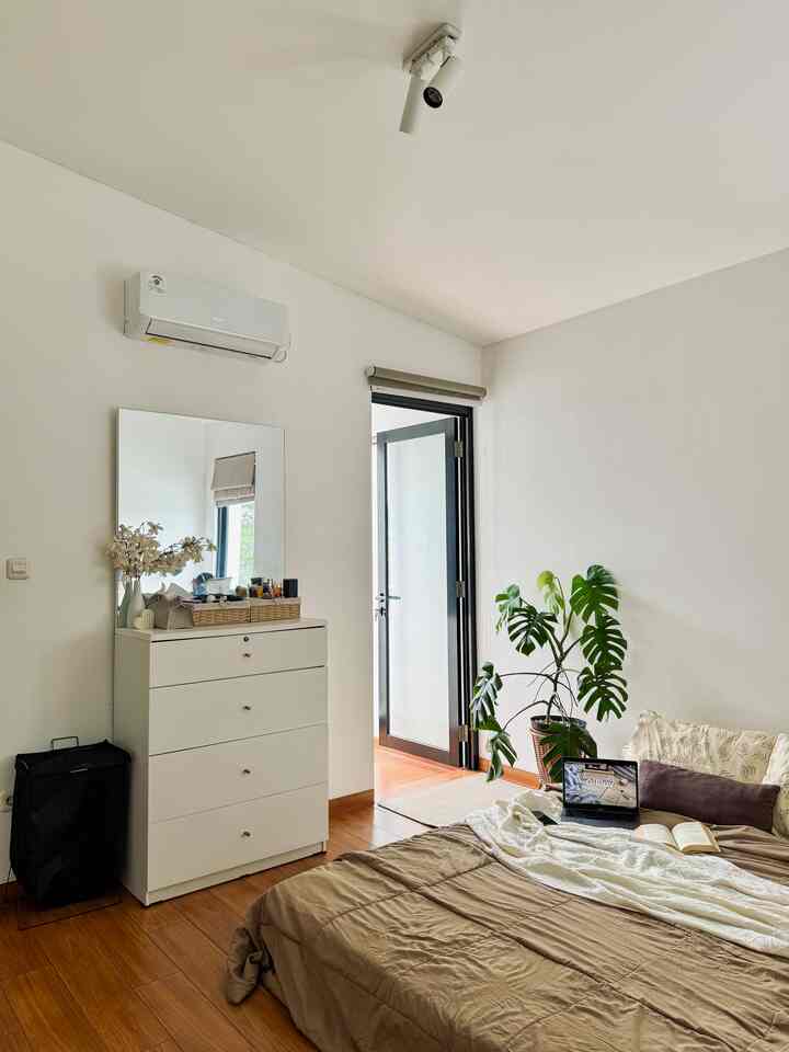 Master bedroom 🛏️

Lantai mezzanine ini kami fungsikan sebagai master bedroom. Luasnya 4,3 x 3,8 meter.
Ini sudah amat cukup bagi kami.
Adanya jendela yang cukup besar dan mini balcony yg terletak di samping, membuat sirkulasi udara dan pencahayaan di kamar ini sangat baik.

#BedroomInspo #LantaiMezzanine #Mezzanine #WarnaCatRumah #KamarTidurMinimalis #BedroomStyling #InspirasiKamar