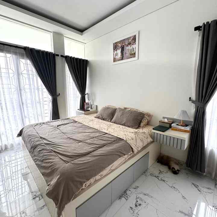 Kamar utama di Delasta House. Masih simple belum banyak dekorasi dan belum fully furnised. 
Yang penting dipan aja dulu udah custom, biar tidur udah nyaman. Sengaja aku custom laci tarik di tiap sisi, lumayan untuk nambah storage di kamar ini, karena barang aku dan suami banyak sekali 🤣🤣
.
#Kamar #KamarUtama #MasterBedroom #Dipan #DipanCustom #BedroomStyling #InspirasiKamar
