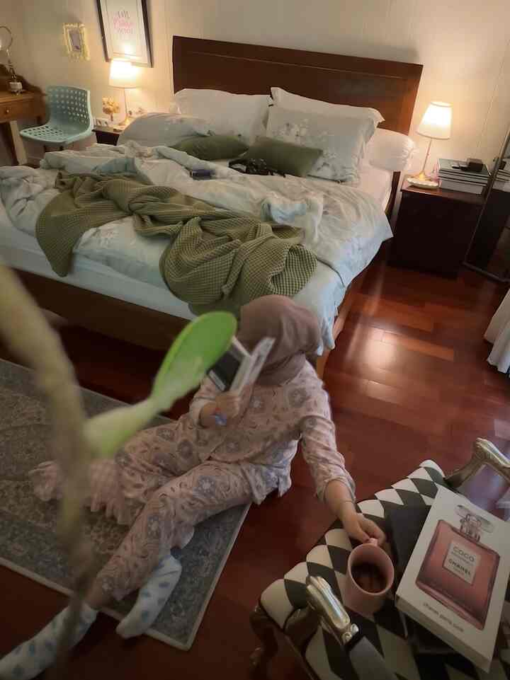 Ini adalah kamar tidur utama di #rumahlimut. Luasnya: 5x5 meter.
Aksen shiplap vertikal cat duco warna putih pada dinding ini menggunakan material multiplex dan terpasang sejak renovasi pada tahun 2017.

Lantai kamar kami menggunakan parquet kayu dengan tone warna dark coklat agar terlihat kontras dengan warna dinding yang serba putih. 

Kamar ini bisa diakses dari 3 area yaitu: ruang keluarga, 𝙬𝒂𝙡𝒌-𝒊𝙣 𝙘𝒍𝙤𝒔𝙚𝒕 dan selasar 𝙨𝒌𝙮𝒍𝙞𝒈𝙝𝒕. 

Untuk akses ke area selasar skylight kami memasang 𝙁𝒓𝙚𝒏𝙘𝒉-𝒅𝙤𝒐𝙧 geser berbahan UPVC dilengkapi dengan tirai 𝒃𝙡𝒂𝙘𝒌-𝒐𝙪𝒕 80% untuk privasi & mengurangi cahaya yang masuk apabila terlalu silau.

Agar kamar tidur nyaman maksimal, kami sangat memperhatikan hal-hal sbb.:

1.  𝐏𝐞𝐦𝐢𝐥𝐢𝐡𝐚𝐧 𝐊𝐚𝐬𝐮𝐫/𝐌𝐚𝐭𝐫𝐚𝐬
* Memilih jenis yang tepat berdasarkan preferensi kenyamanan dan kebutuhan. Kami selalu mencoba kasur yang akan kami beli.
* Kami juga menambahkan pelapis kasur/bed protector agar matras tidak cepat kotor atau rusak. Bed protector ini bisa kami cuci secara berkala.

2.  𝐁𝐚𝐧𝐭𝐚𝐥 & 𝙋𝒊𝙡𝒍𝙤𝒘 𝑷𝙧𝒐𝙩𝒆𝙘𝒕𝙤𝒓
* Kami melengkapi bantal dengan pillow protector agar aman dari kontak langsung dengan berbagai hal pencetus alergi. 
* Bantal Guling di #rumahlimut adalah wajib, karena saya terutama sudah terbiasa tidur dengan posisi memeluk guling 😄.
* 𝙏𝒉𝙧𝒐𝙬 𝙋𝒊𝙡𝒍𝙤𝒘 sebagai dekorasi agar 𝒃𝙚𝒅𝙙𝒊𝙣𝒈 cantik dipandang.

3. 𝐒𝐞𝐩𝐫𝐚𝐢
* Dikarenakan suhu Jakarta lumayan panas, pemasangan seprai di #rumahlimut pun tidak memerlukan bedding yang berlapis-lapis, hanya terdiri dari: 
    * 𝙁𝒊𝙩𝒕𝙚𝒅 𝒔𝙝𝒆𝙚𝒕: material favorite adalah 𝙀𝒈𝙮𝒑𝙩𝒊𝙖𝒏 𝑪𝙤𝒕𝙩𝒐𝙣 minimum 300 TC warna putih.
    * Medium warm 𝒅𝙪𝒗𝙚𝒕 𝒊𝙣𝒔𝙚𝒓𝙩 + 𝙏𝒆𝙣𝒄𝙚𝒍 𝒅𝙪𝒗𝙚𝒕 𝒄𝙤𝒗𝙚𝒓 dengan warna soft yang menenangkan.
    * 𝙏𝒉𝙧𝒐𝙬 𝙗𝒍𝙖𝒏𝙠𝒆𝙩  untuk dekorasi,  menambah volume, memberi tekstur, kesan hangat & menambah tampilan lebih cantik.

4. 𝐒𝐞𝐧𝐭𝐮𝐡𝐚𝐧 𝐀𝐤𝐡𝐢𝐫
* Menambahkan dekoratif pewangi listrik, karena ruangan yang wangi 𝒊𝙨 𝙖 𝙢𝒖𝙨𝒕 di #rumahlimut
* Menambahkan 𝒘𝙖𝒍𝙡 𝙖𝒓𝙩, vas bunga, foto agar ruangan lebih cantik di area nakas & meja tulis.

🪑 𝐅𝐮𝐫𝐧𝐢𝐭𝐮𝐫 𝐝𝐢 𝐀𝐫𝐞𝐚 𝐊𝐚𝐦𝐚𝐫 𝐓𝐢𝐝𝐮𝐫🪑
♠️ Ranjang modern klasik 𝑲𝙞𝒏𝙜 𝙨𝒊𝙯𝒆 dipadukan dengan 2 buah nakas berwarna gelap, material dari kayu jati. 
♠️ Tempat tidur menghadap sebuah TV yang dipasang di atas 𝙛𝒍𝙤𝒂𝙩𝒊𝙣𝒈 𝒔𝙝𝒆𝙡𝒇 dengan 𝒃𝙖𝒄𝙠𝒅𝙧𝒐𝙥 𝙬𝒂𝙡𝒍𝙥𝒂𝙥𝒆𝙧 berdesain bata merah untuk menampilkan kesan organik/𝙧𝒖𝙨𝒕𝙞𝒄. 
♠️ Terdapat juga sebuah bench kecil diujung tempat tidur, kami fungsikan sebagai area penyimpanan perangkat sholat
♠️ Sebuah 𝑭𝙧𝒆𝙣𝒄𝙝 𝙘𝒉𝙖𝒊𝙧 sebagai aksen dekoratif sekaligus area duduk tambahan.
♠️ Sebuah kabinet warna hijau pastel di sudut  ruangan kami fungsikan sebagai area penyimpanan dokumen penting. 
♠️ Sebuah 𝒄𝙝𝒆𝙨𝒕 𝒅𝙧𝒂𝙬𝒆𝙧𝒔 sebagai meja rias dengan cermin gaya Hollywood tahun 50-an.
♠️ Sebuah meja tulis kayu jati bergaya 𝙑𝒊𝙘𝒕𝙤𝒓𝙞𝒂𝙣 juga kami letakkan di ruangan ini. Keberadaan meja tulis ini antara lain untuk fungsi praktis dan estetika.

#bedroomstyling
#inspirasikamar
#Kasurhotel 
#cozybedroom
#mejarias
#karpetpanjang
#tablelamp
#lampumeja
#pewangilistrik
#vasbungaestetik
#tiraiputih
#guling
#bantaltidur
#duvet
#sepraikasur
#lampumejatanpakabel
#dummybook
#catdinding
#wallpaper
#sikuambalan
#cermindinding
#throwblanket
#mejakerja
#vitrace
#wallpaperestetik
#maximalist