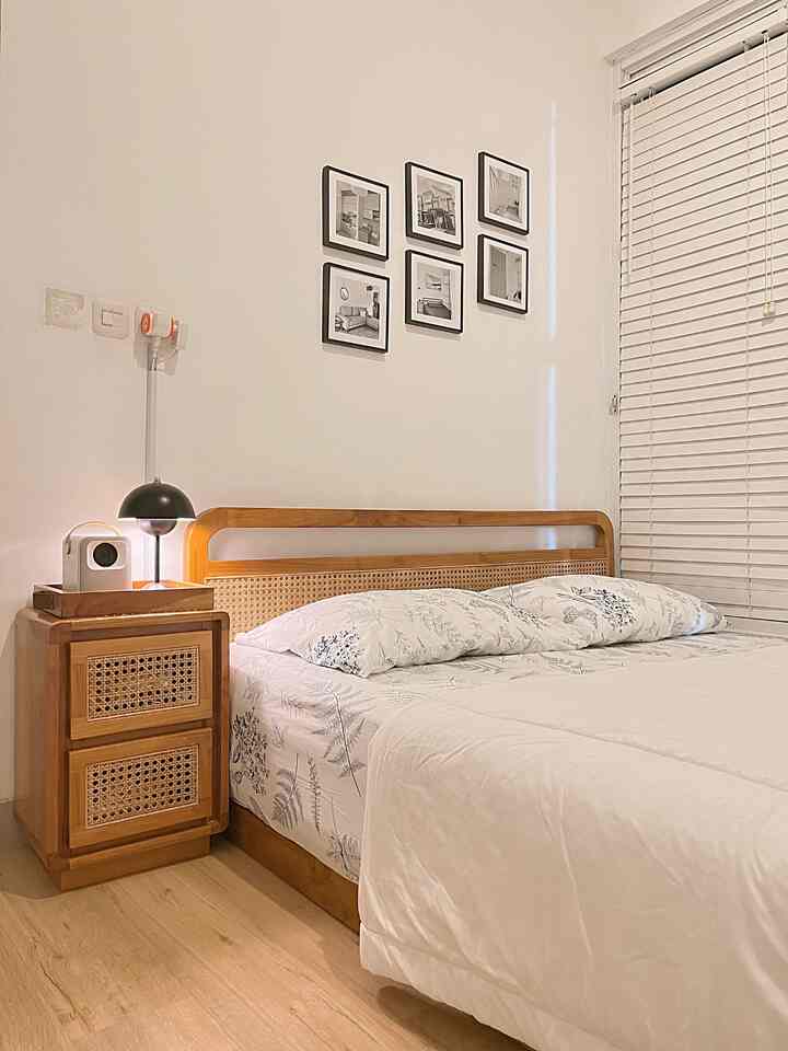 Kamar ini berukuran 3x3 meter sehingga kami tidak banyak meletakkan furniture di sini agar tetap lega. Kami memilih ranjang dan nakas dari kayu jati menyesuaikan tema white and wood di rumah ini. Untuk tirai kami menggunakan venetian blind dan roller blind yang minim perawatan. Selain desainnya lebih sleek, roller blind ini juga dapat digunakan sebagai background proyektor untuk menonton film di malam hari. 


#RanjangKayu #DipanJati #Nakas #BedSheet #BedroomStyling #InspirasiKamarTidur #JapandiBedroom #InspirasiKamar #KamarMinimalis #Tangerang #RumaKaf