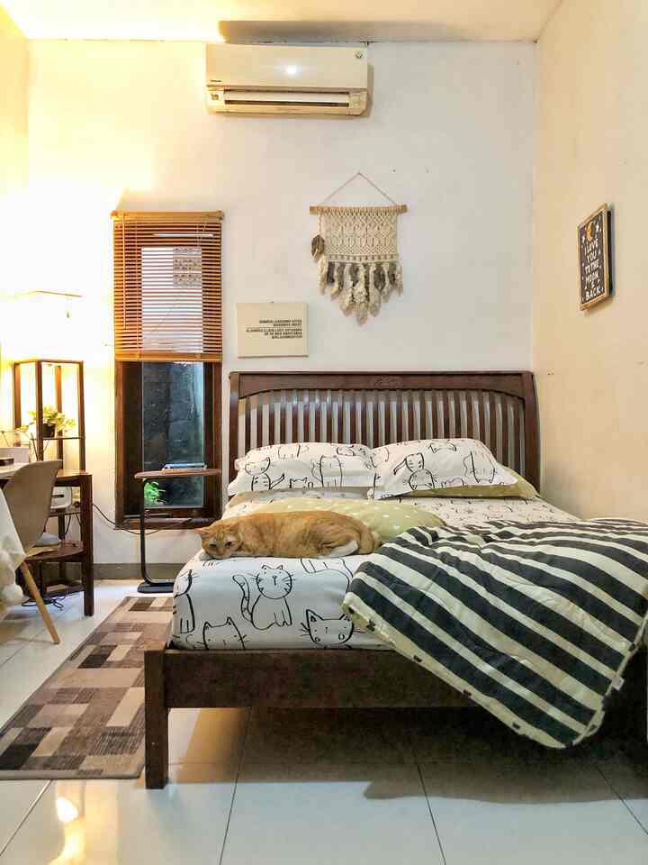 ruang tidur utama ini lumayan lega. Awalnya. dinding tertutup, dan kami membuat bukaan untuk jendela kecil untu mengakses kolam kecil di luar.

Yang unik, tadinya tempat tidur ini punya sisi di ujung kaki. kesannya sempit. akhirnya kami potong 😄 tara! tampilannya menjadi sangat berbeda

Dan maaf, meong memang bagian dari dekor, tapi gak dijual 😄

#BedroomStyling #InspirasiKamar #karpetpanjang #selimut #lantaigranit #catdinding #blindfolded #lamputidur #reefdifuser #venetianblind #bedroom