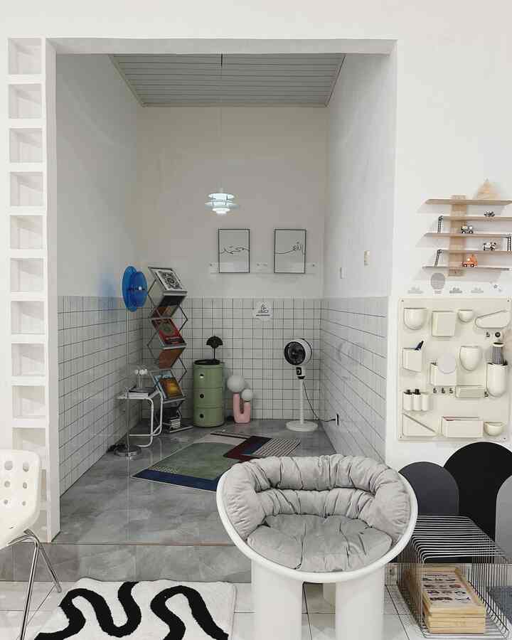 Bikin Mushola Rumah makin betah beribadah. 
Mengusung konsep modern minimalis, renovasi mushola yang sebelumnya adalah ruang kamar tidur mungil ini dirubah menjadi terbuka dan lantai ditambah tingginya sekitar 20cm. 

Supaya unik, pada depan sisi kiri dinding mushola ada roster, sengaja dipasang terbalik bagian belakang motif roster, sebenarnya ini sisa roster pagar rumah dari pada mubazir saya pasang disini saja. 

Lantai mushola memakai granit marble warna abu-abu, setengah dari dinding mushola dipasang keramik precut mosaik kotak-kotak dengan nat berwarna hijau tua, warna khas Mushola adalah serba hijau ya. Setengah dinding keatas hanya tembok biasa dengan cat putih netral. Bagian plafon menggunakan PVC garis-garis. 

Penggunaan furniture bergaya modern, frame poster lafaz Allah & Muhammad disusun dalam ambalan akrilik, rak susun lipat untuk menyusun Al-Qur’an dan buku-buku, nakas bulat tertutup untuk menyimpan mukena supaya rapi, penambahan lampu gantung plafon, standing lamp, lampu meja, karpet mini untuk alas sajadah dan kipas angin untuk sirkulasi udara menjadi lebih sejuk dalam Mushola. 

Semoga menginspirasi ✨
#MusholaRumah #PlafonPVC #WarnaCarRumah #Cat #MaterialRenovasi #MaterialMurah #Roster #KeramikPrecutMosaic #LantaiKeramikGranit #LampuGantung #StandingLamp #LampuMeja #RakBuku #NakasMini #RakMini #Karpet #KipasAngin #FramePoster #AmbalanDinding #SignBoardDinding #UmmaArRayyan #ummaHaus #Ohouseseason9