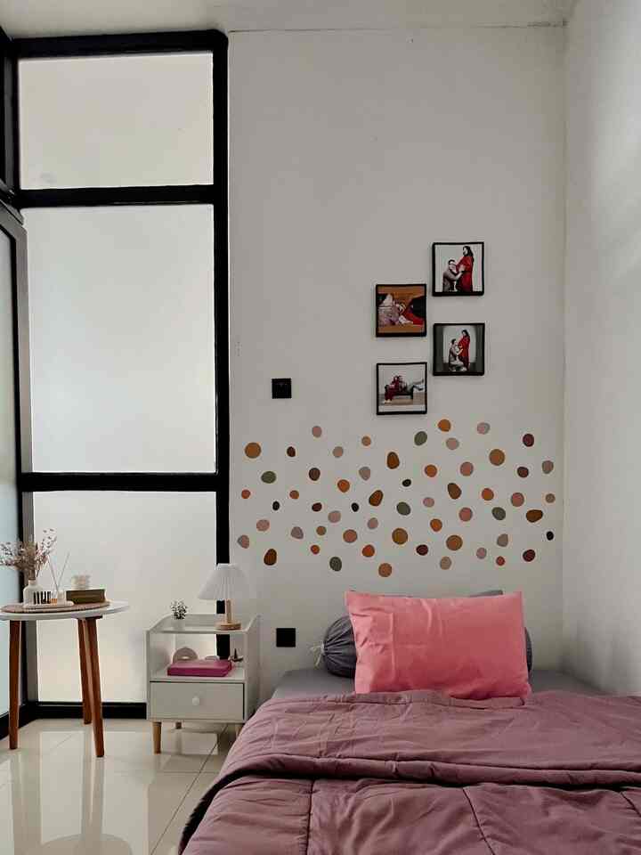 • Bikin Kamar Nyaman ukuran 3x2,5m 

Kamar ini sengaja dibuat ga pakai dipan karena mempunyai ukuran yg mini, untuk itu furniture yg aku simpan juga ukuran mini.

di mulai dari nakas samping tempat tidur dan meja bulat, selain untuk area penyimpanan sebagai pemanis juga.

di depan area tempat tidur ada drawer sebagai lemari mini dan terdapat area dekorasi di atasnya.

karena kamar ini jarang ada kegiatan di malam hari, samping drawer ada drum electric untuk menghangatkan suasana namun terasa lega di dalamnya.

save dan share postingan ini sebagai referensi kamar ukuran 3x2,5m yaa semoga menginspirasi🤎🤎

#KasurBusa #KasurTanpaDipan #WarnaCatRumah #Cat #WallpaperDinding #WallpaperEstetik #BedRoomStyling #InspirasiKamar #KamarTidurAnak #Kamartiduranakperempuan #kamartiduranaklakilaki 