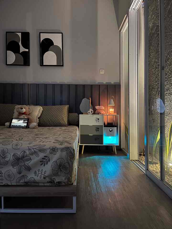 Day & Night Master Bedroom. Tips membuat kamar tidur nyaman ialah dengan mengatur tata letak yang sesuai dengan kondisi ruangan. Tidak terlalu banyak menaruh perintilan yang bikin suasana makin sempit. Menggunakan sprei yang lembut & wewangian yang memberikan rasa nyaman. Untuk malam hari menambahkan pencahayaan remang agar istirahat lebih nyaman. Selain itu kebersihan ruangan juga harus yang paling utama diperhatikan.

#BedroomStyling #InspirasiKamar #KasurSpringBed #LantaiVinyl #WallTexturedArt #DindingKamprot #CatRumahMinimalis #WarnaCatRumah #DipanLesehan