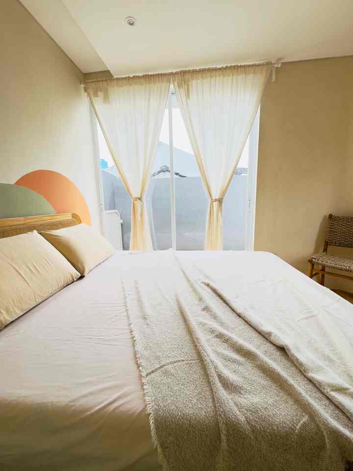 Masih belum banyak yg bisa diisi di dalam master bedroom kami, karena selain masih ada beberapa pengerjaan, kami juga tidak ingin terburu-buru mengisinya agar tidak menyesal hehe.

Untuk menambahkan kesan warm di kamar ukuran 3.7x3.8 ini, kami memeberikan warna-warna dengan sentuhan earth tone. Seperti throw blanket, seprei berwarna coklat dan juga gorden berwarna beige. 

#KasurLatex 
#PlavonGypsum #DipanRotan
#CatRumahMinimalis #WarnaCatRumah
#BedroomStyling
#InspirasiKamar