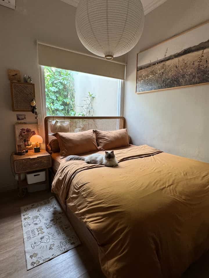 Styling kamar 3x3 biar ga terlalu sempit aku menggunakan dipan ukuran 160cm dan drawer untuk barang2 essential. Lemari baju aku taro di kamar kerja. Penggunaan lemari gantung juga menambah storage tanpa mengurangi area dikamar.


#BedroomStyling
#InspirasiKamar #lamputidur #mejanakas #drawer #kamartidurminimalis
