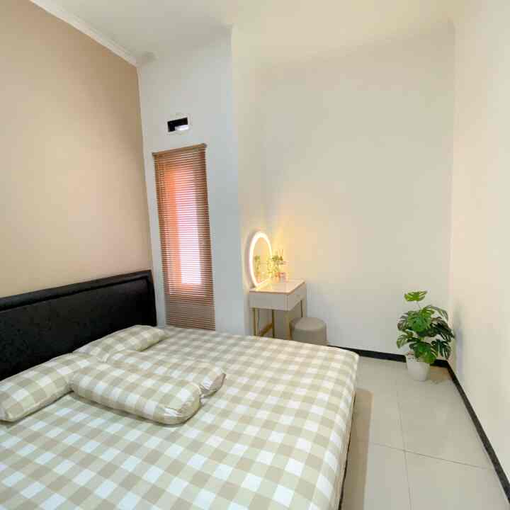 Kamar tidur utama dirumahku ini ukuran 3x3 cm. Sangat minimalis dan sederhana tapi membuat saya dan suami nyaman tidur disini. 
Karna ukuran kamar yg minimalis, jadi kami tidak banyak menyimpan barang dan furniture dikamar ini. Tapi mungkin suatu saat nanti akan sata tambahkan lemari storage custom untuk penyimpanan barang seperti baju dan lain nya. 

#kamar #kamarUtama #inspirasiKamar #BedroomStyling #MasterBedroom #MejaRias #Dipan #venetianBlinds #tanamanartificial #spreikorea