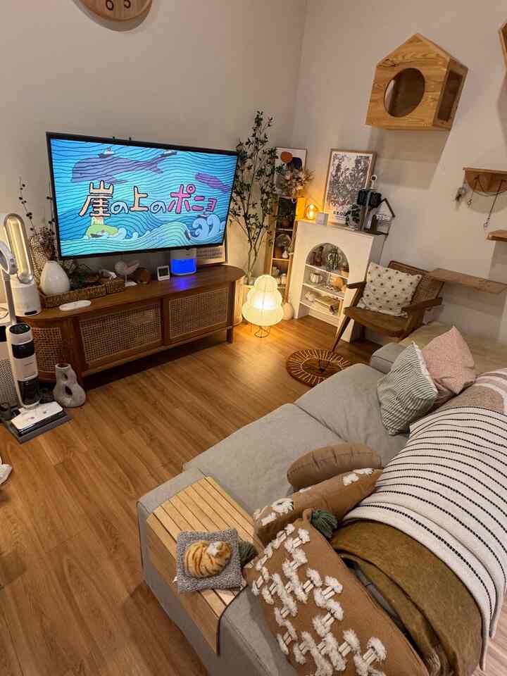 Area santai sambil rebahan. Karena ga ada ruang tamu jadi klo pas ada tamu yg cukup dikenal diajak duduk di sini juga.


#kylehome #livingroom #sofaminimalis #mejatvrotan #artificialplant #ficusplant #ruangtv #jamdinding 