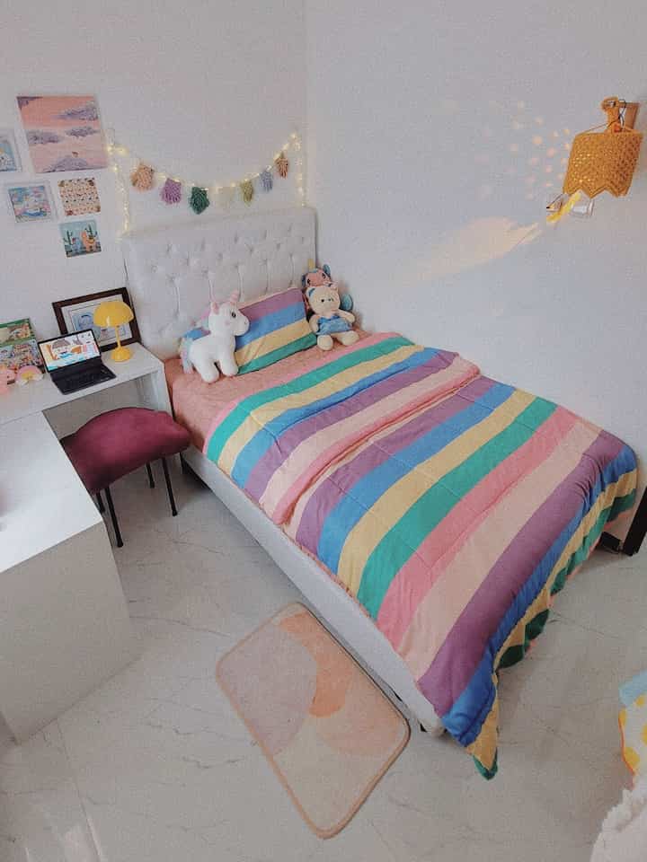 

Kamar mungil untuk si kecil ✨👧🏻

Kamar anak ini berukuran 2,35 meter persegi. Meski mungil namun cukup nyaman untuk si kecil beristirahat dan belajar. Pemilihan warna cat tembok dan juga furniture sengaja kami pilih warna dasar putih untuk memberikan kesan bersih dan luas. Dari mulai head dipan, meja belajar dan lemari sengaja kami pilih yang memiliki unsur putih.

Walaupun pemilihan warna dasar putih, tidak lupa kami memberikan sentuhan warna cerah seperti warna pelangi atau bubble gum yang memberikan kesan ceria dan manis, seperti bedcover, kemudian pajangan dekoratif macrame flag, dan warna cerah lainnya seperti lampu meja dan lampu tidur.

Meski mungkil tetapi cahaya ruangan ini tetap masuk secara maksimal ketika siang hari untuk itu penting memilih gordyn blackout yang tepat dan dengan warna yang sesuai tema kamar anak.

Semoga kamar mungil ini dapat memberikan inspirasi dengan ruang terbatas ya 

#kamarmungil #kamaranakperempuan #kamarTidurAnak #bedcoverpelangi #CatTembokputih #MejaBelajar #LampuTable #LampuGantung #DipanMinimalis #pajanganMacrame #gordyn 