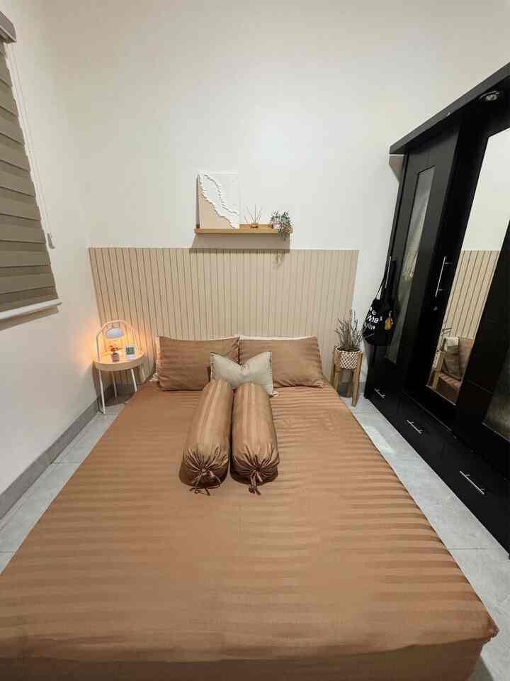 Minimalist bedroom at night ✨
Kamar utama ini ukurannya 2,8x3 meter, walaupun ukurannya tidak besar tapi kita bikin senyaman mungkin.
Supaya terkesan luas tidak banyak furniture dan didekor sesuai kebutuhan saja.

Semoga menginspirasi 🤍


#CatRumahMinimalis
#WarnaCatRumah #Cat
#BedroomStyling
#InspirasiKamar
#KamarMinimalis
#KamarMungil
#Homedecor
#DekorKamar